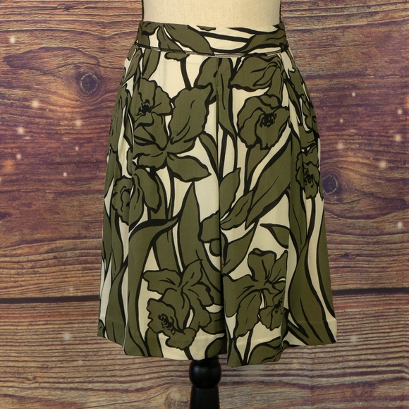 BCBGMaxAzria Dresses & Skirts - BCBGMaxAzria Floral Skirt Size 4